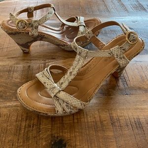 BORN Crown Open Toe Animal Print Sandals SZ 9